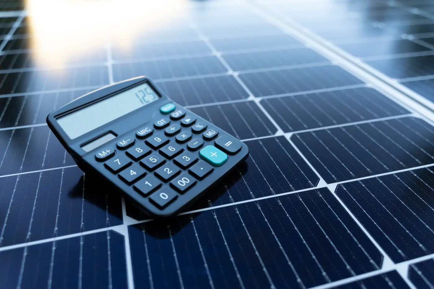 calculatrice sur un panneau solaire