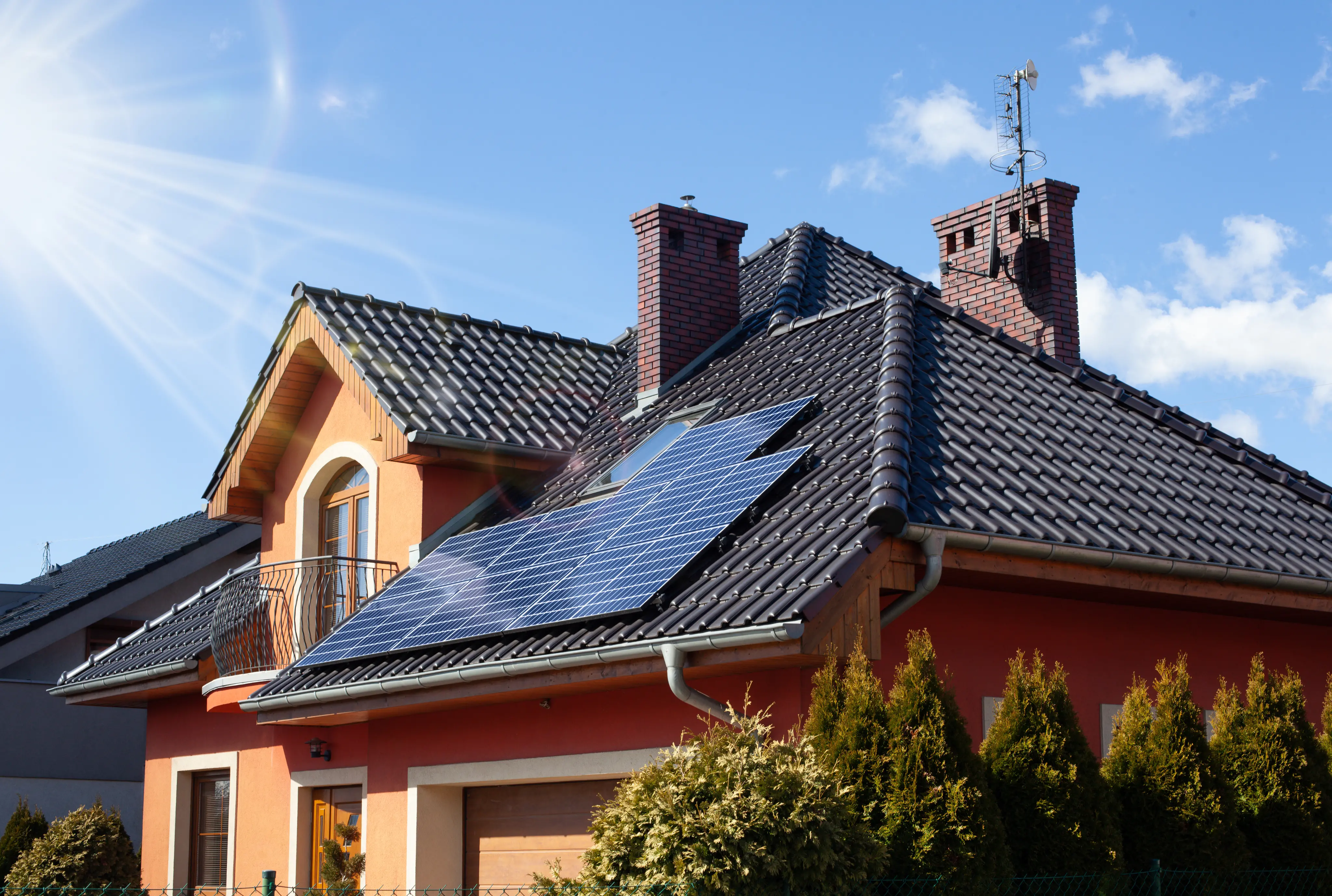 Maison avec panneaux solaires ensoleillé