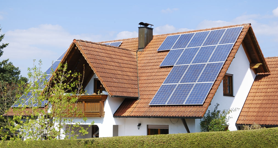 Maison avec panneaux solaire posés par Tuco