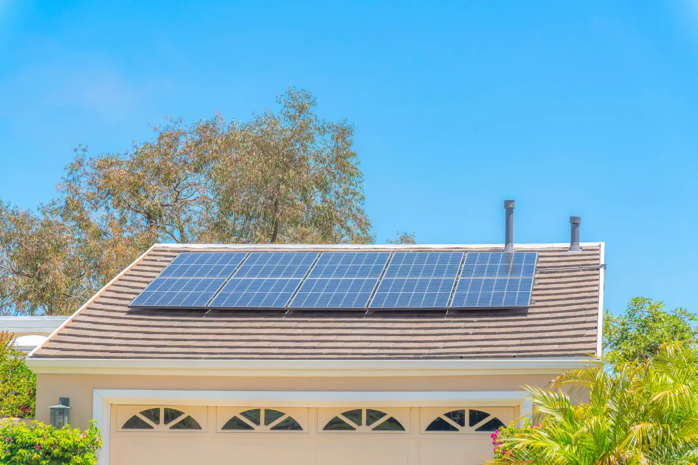 toit d'un garage détaché équipé de panneaux solaires