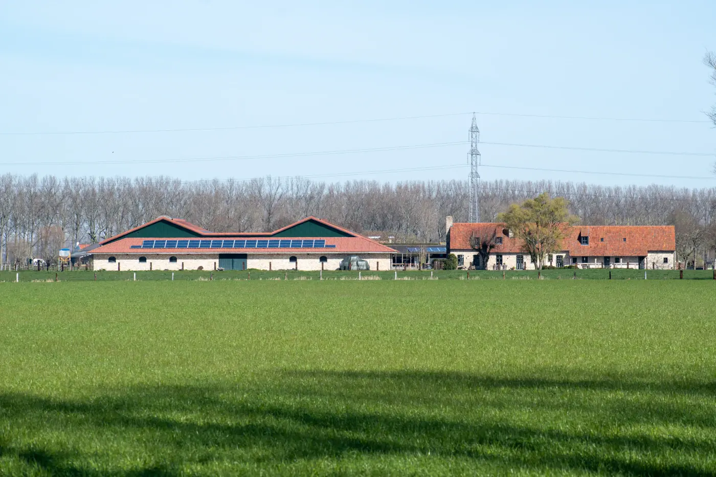 grange équipée de panneaux solaires