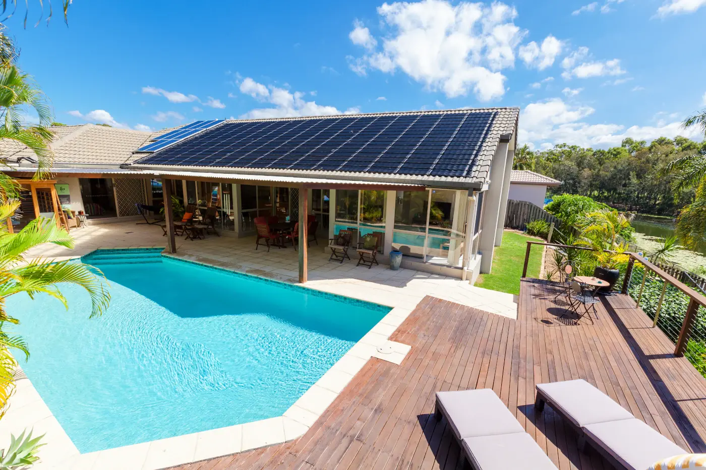 Maison avec piscine chauffée à l'aide de panneaux solaires