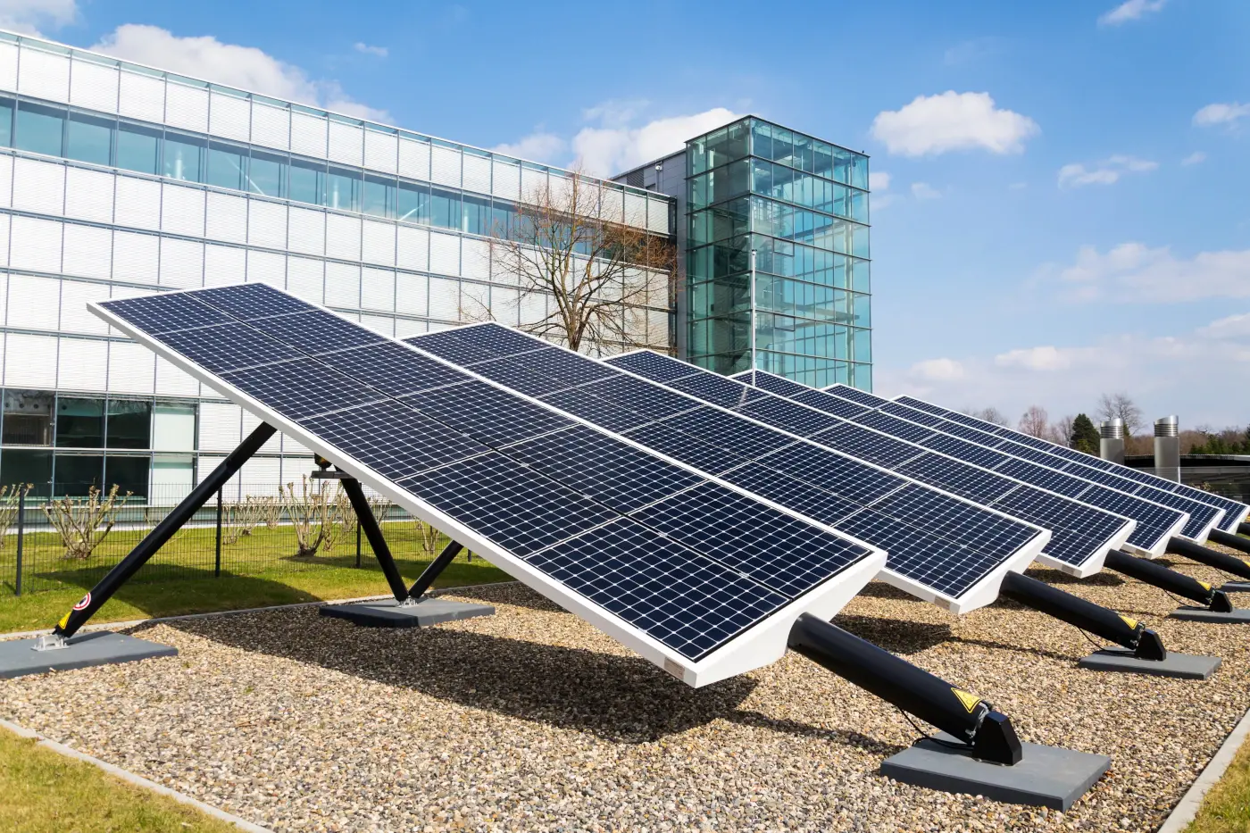 Panneaux solaires rotatifs bleus, tracker d'axe incliné, concept énergétique d'innovation future