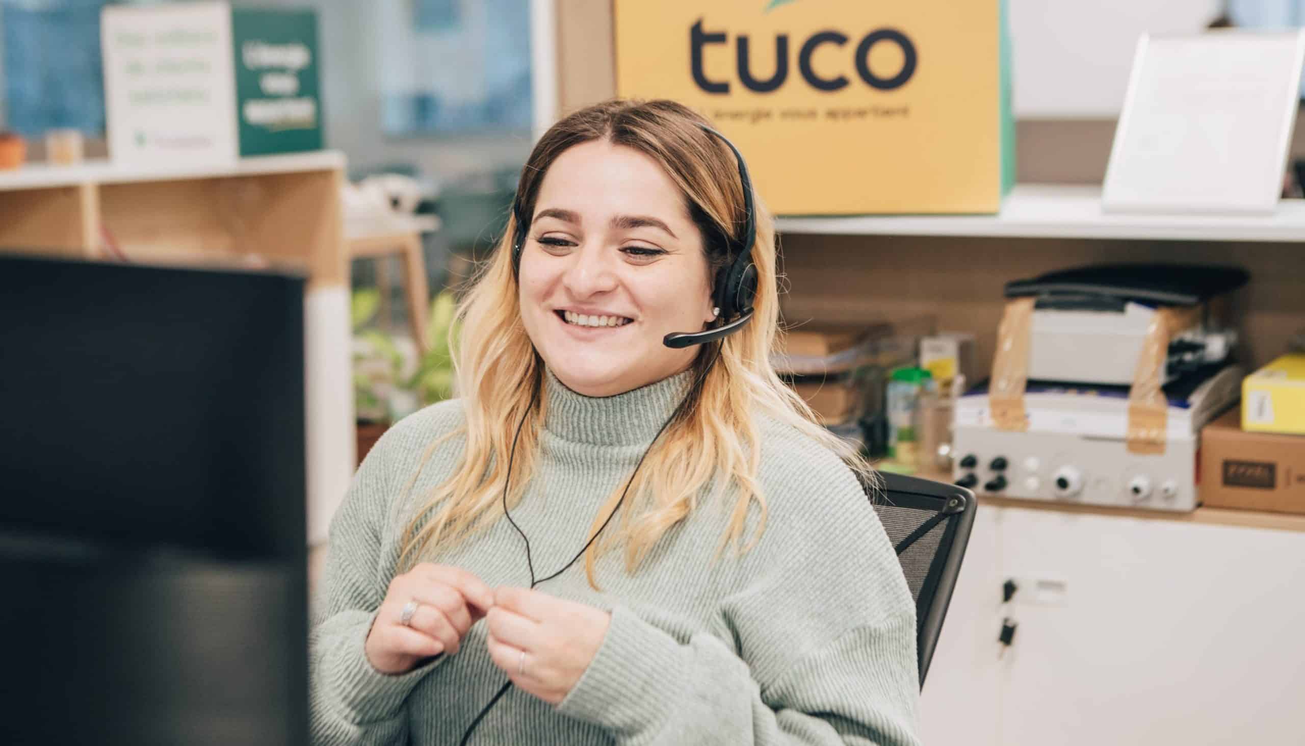 jeune femme avec casque devant ordinateur