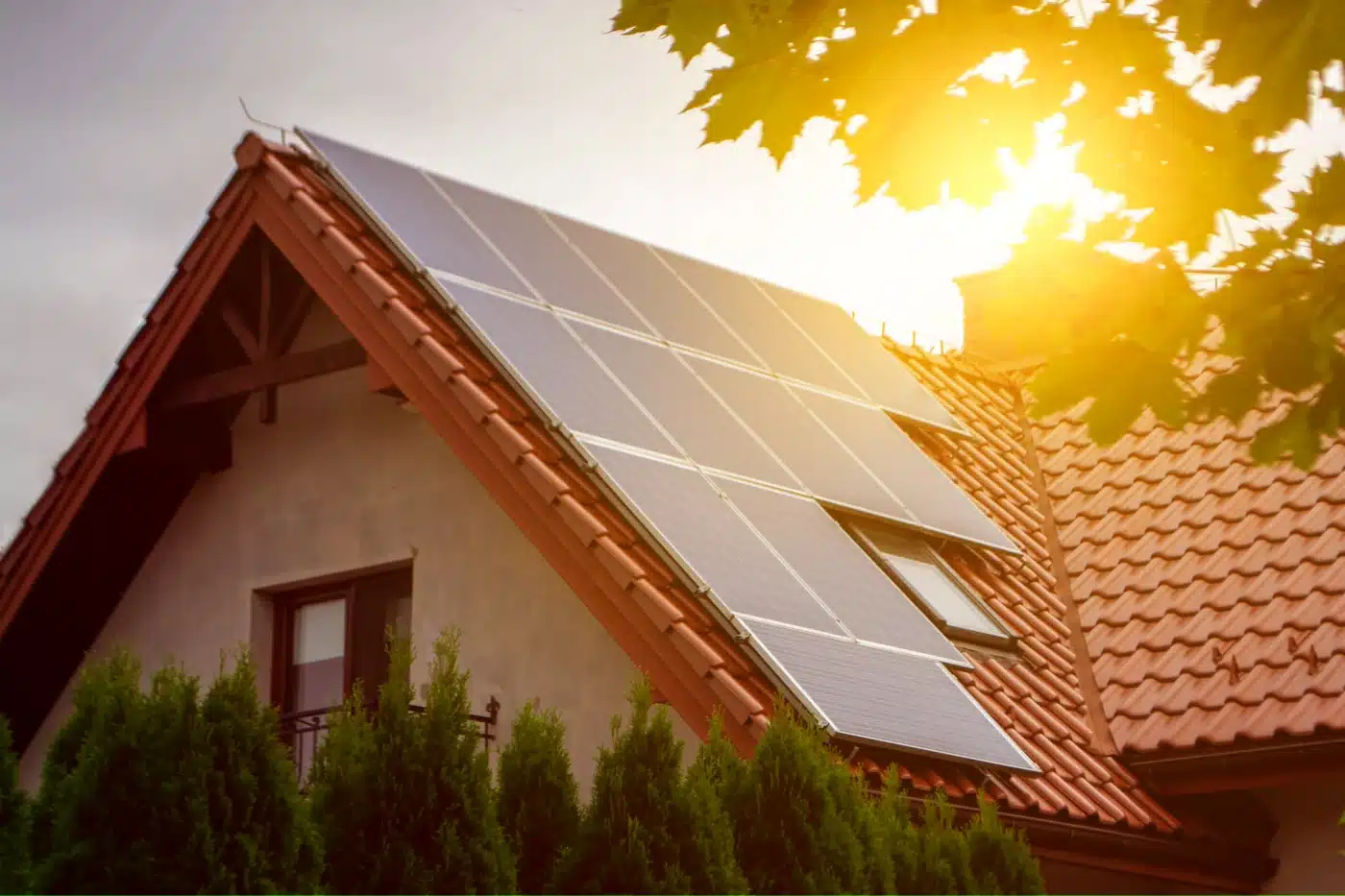 maison avec PV et coucher de soleil